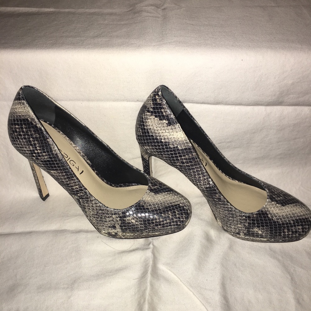 Via Spiga Siena Flint Snake Print Sz 5